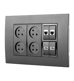 עמדת HOME & OFFICE תחת הטיח שחור מט 6 מודול, 4 שקעים ומתאם ניסקו סוויץ'